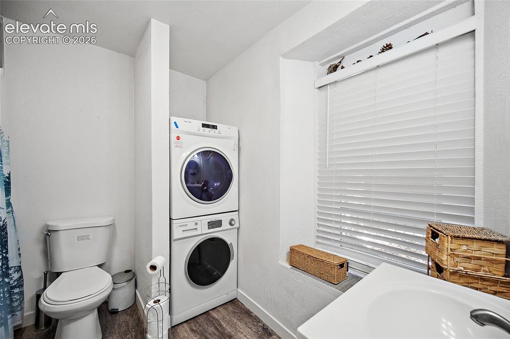 Image 15 of 28: Bathroom
