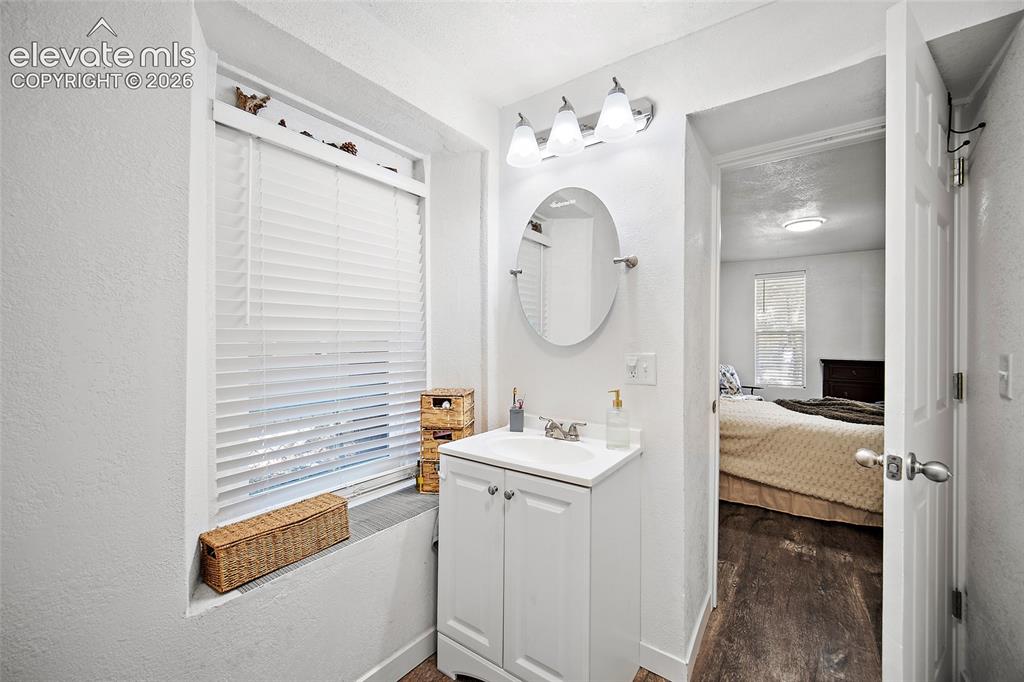 Image 16 of 28: Bathroom