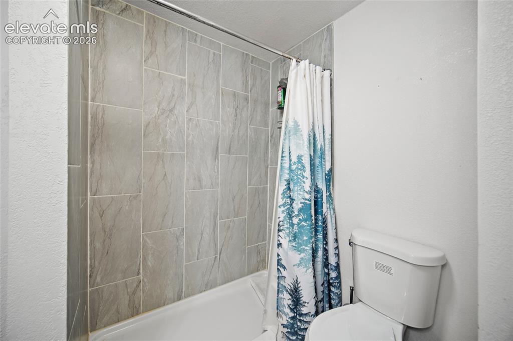 Image 17 of 28: Bathroom