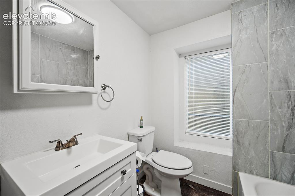 Image 19 of 28: Bathroom