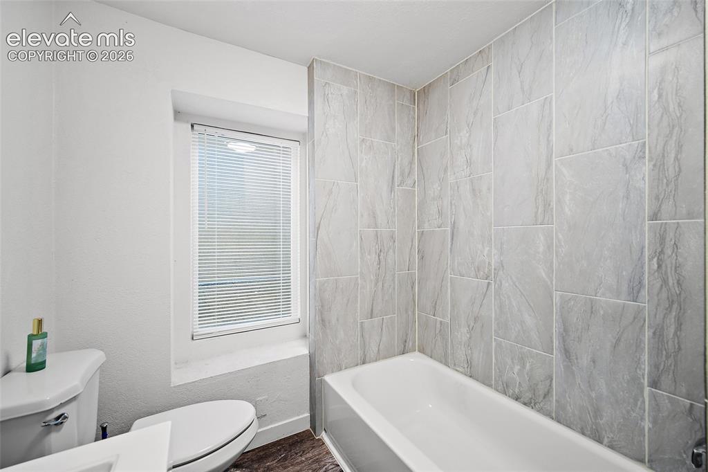 Image 20 of 28: Bathroom