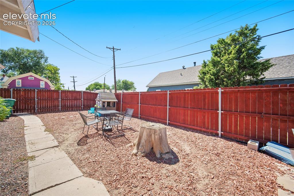 Image 25 of 28: Yard