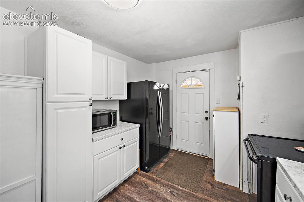 Image 9 of 28: Kitchen