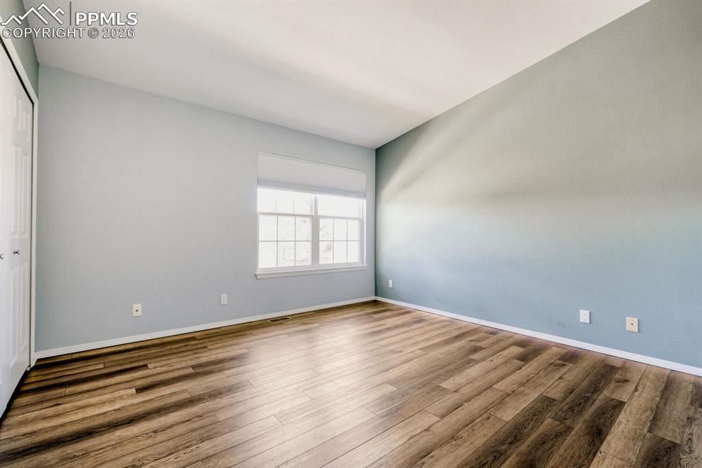 Image 11 of 17: Bedroom