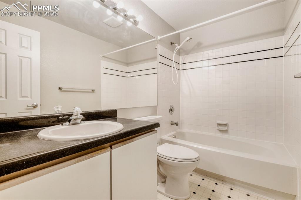 Image 13 of 17: Bathroom