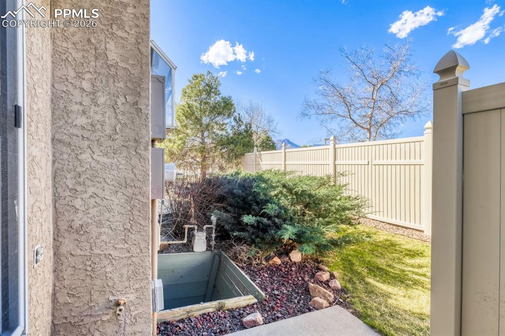 Image 17 of 17: Yard