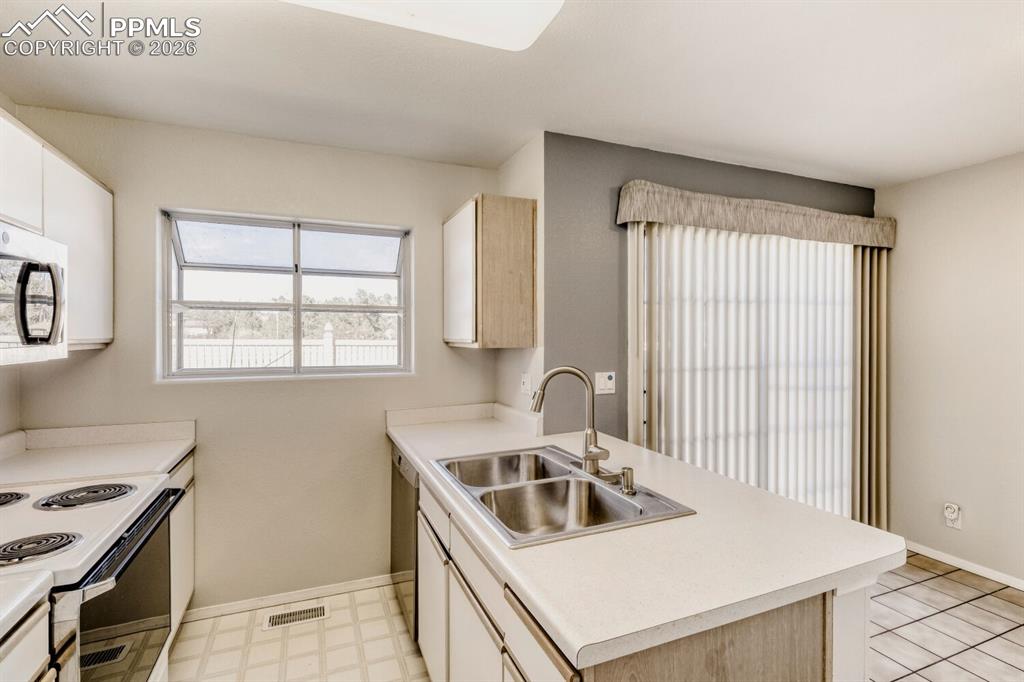 Image 8 of 17: Kitchen