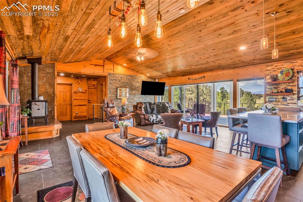 Image 13 of 44: Dining Area