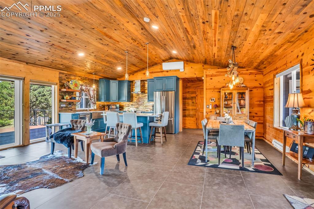 Image 15 of 44: Dining Area