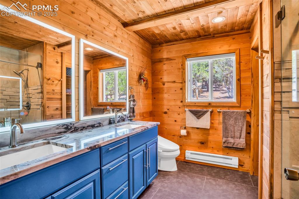Image 20 of 44: Bathroom
