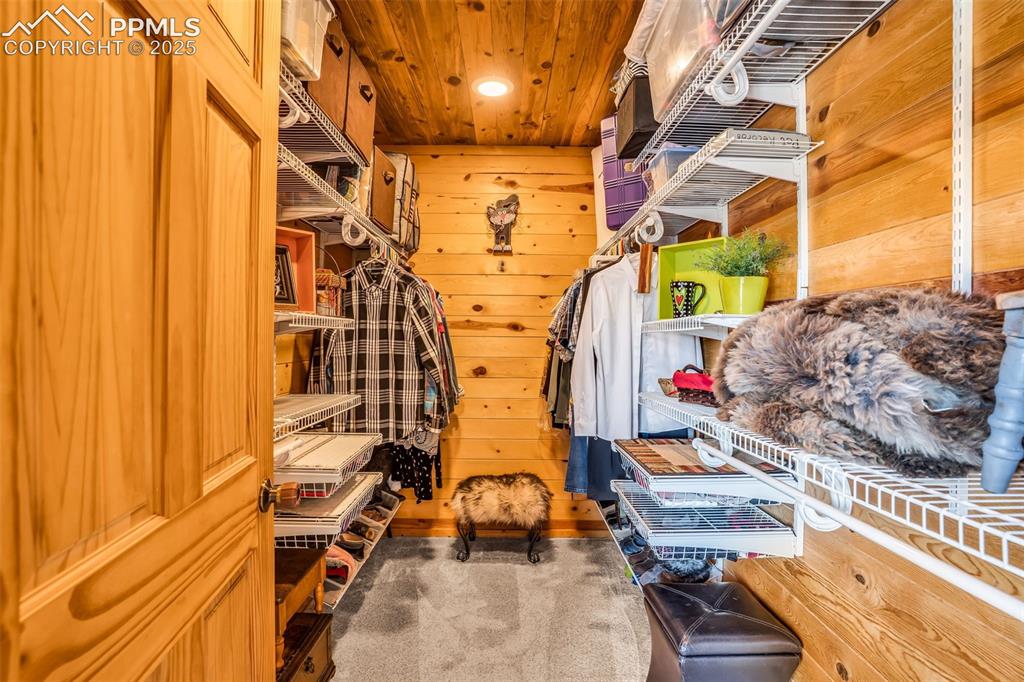 Image 22 of 44: Closet