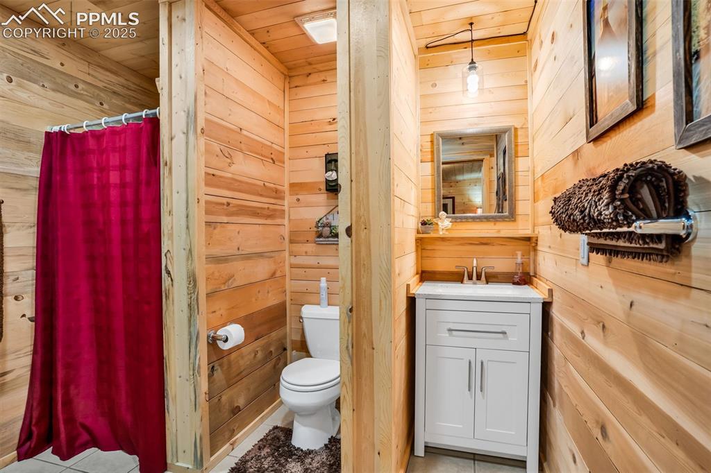 Image 29 of 44: Bathroom