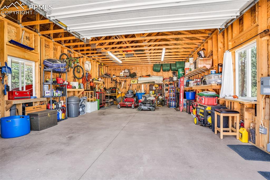 Image 37 of 44: Garage