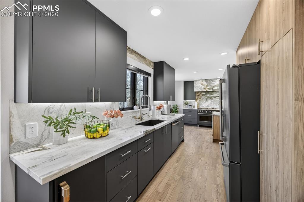 Image 15 of 47: Kitchen