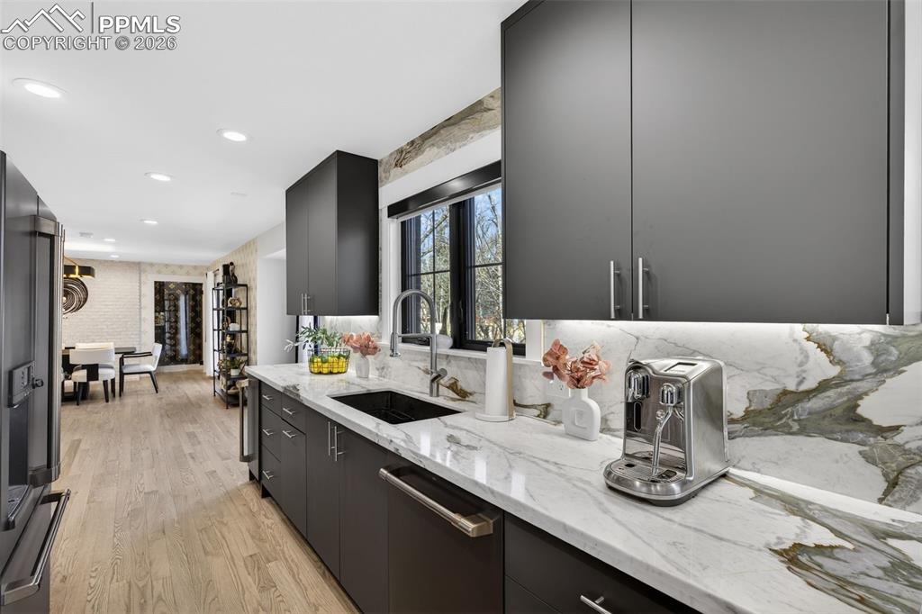 Image 16 of 47: Kitchen