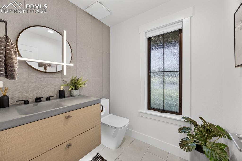 Image 21 of 47: Bathroom