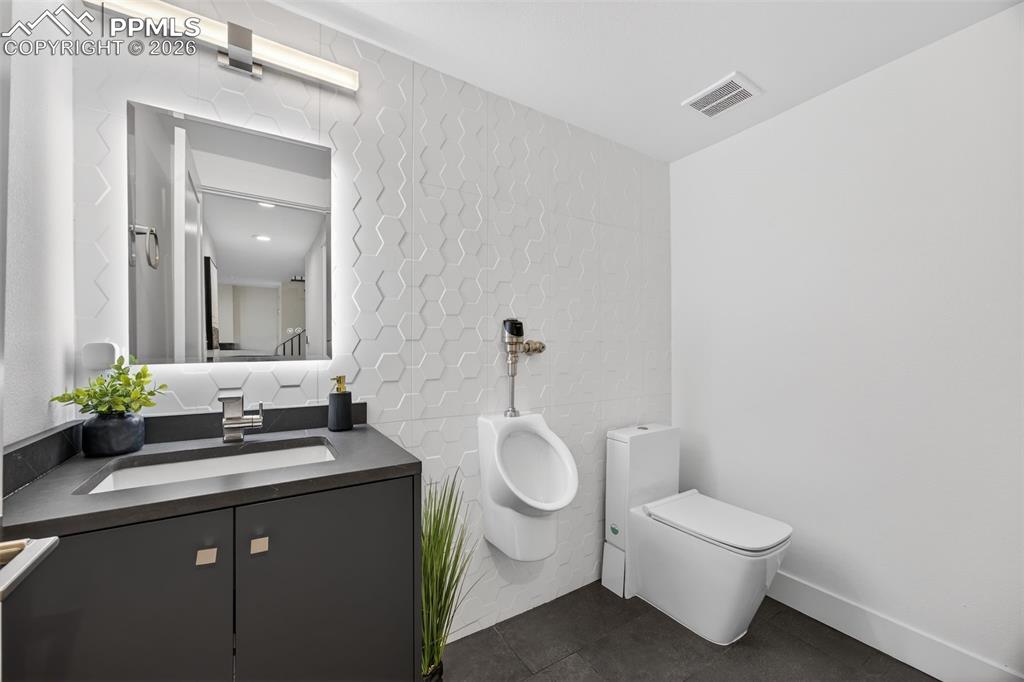 Image 28 of 47: Bathroom