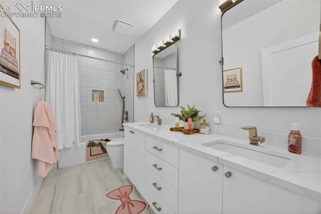 Image 36 of 47: Bathroom