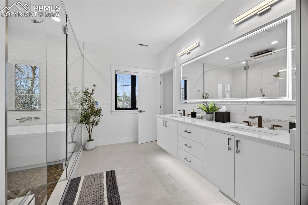 Image 39 of 47: Bathroom