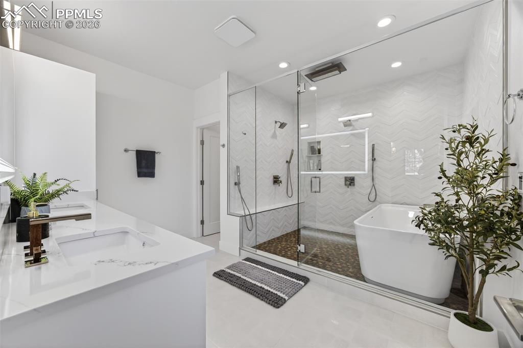 Image 40 of 47: Bathroom