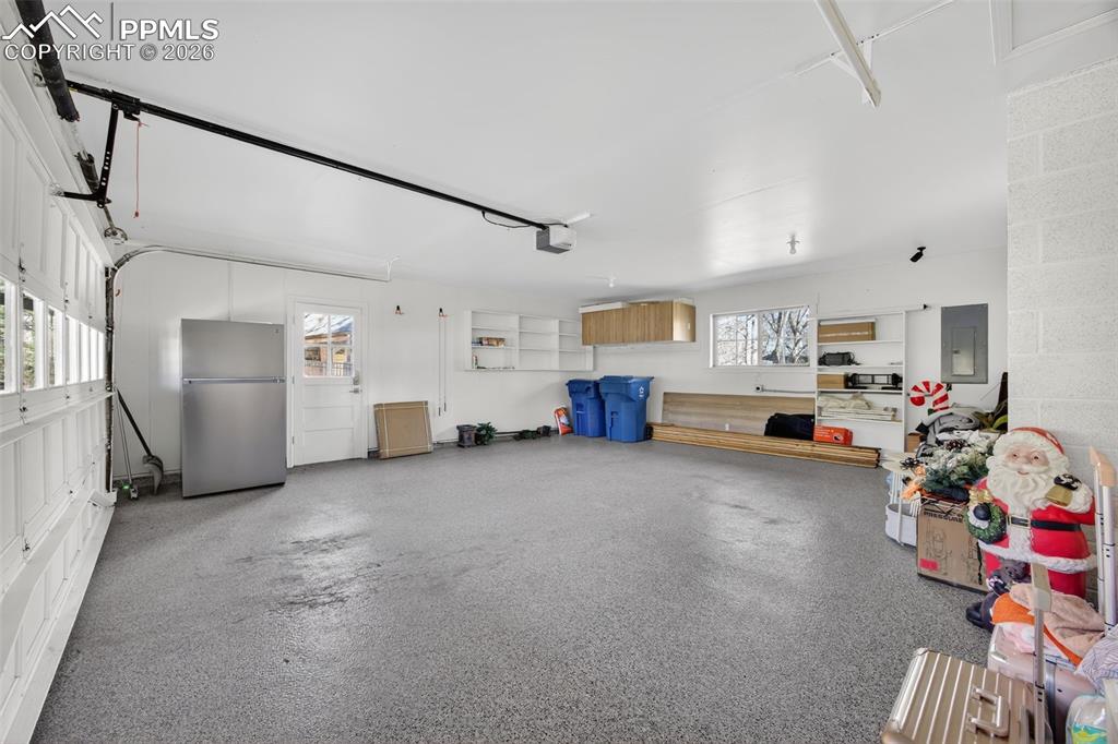 Image 41 of 47: Garage