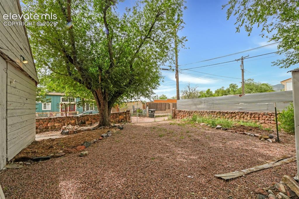 Image 18 of 23: Yard