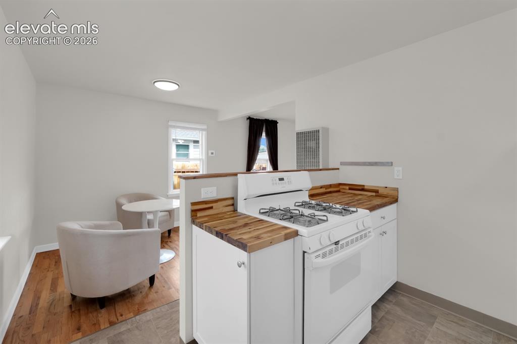 Image 6 of 23: Kitchen