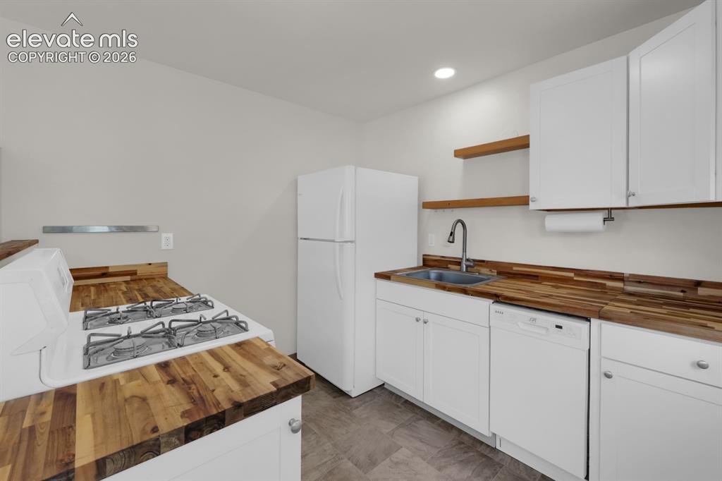 Image 7 of 23: Main-level kitchen