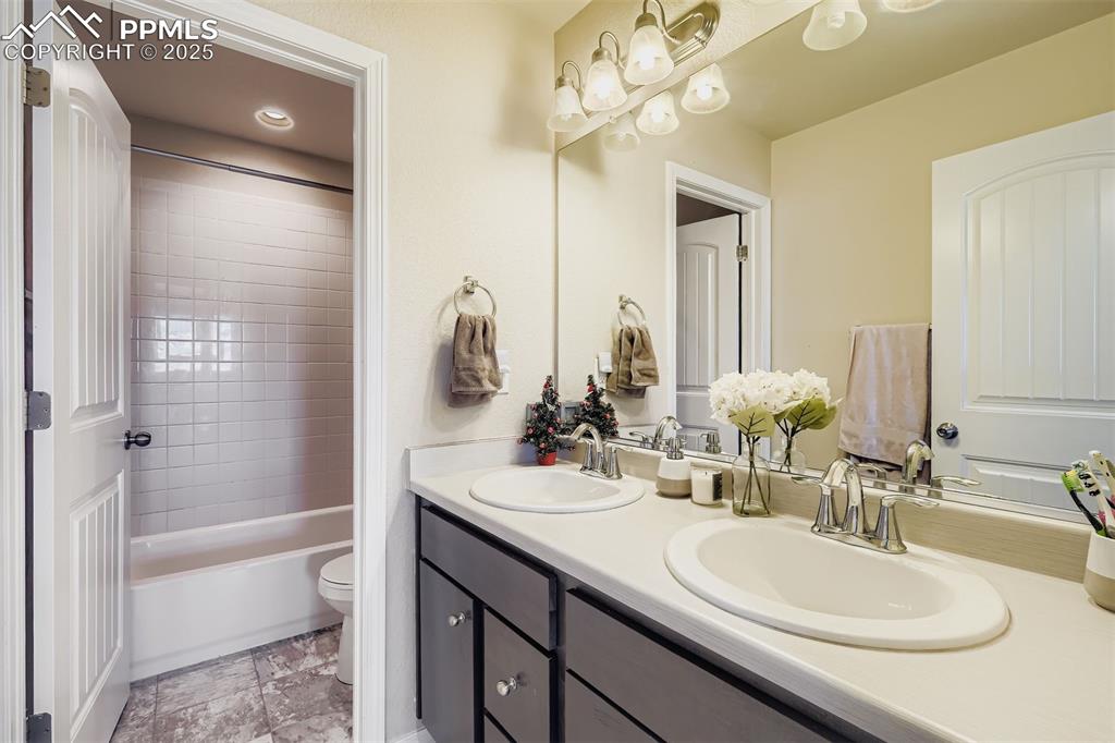 Image 18 of 32: Upper Level Bathroom