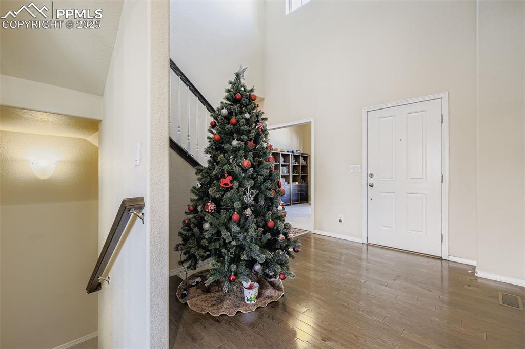 Image 4 of 32: Foyer