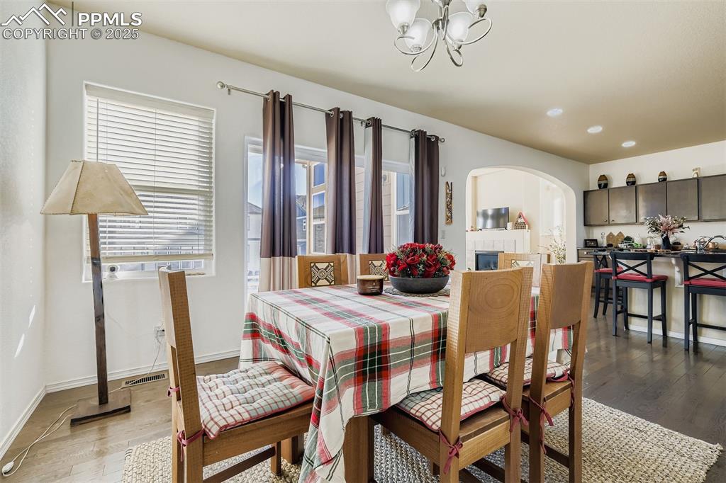 Image 7 of 32: Dining Area