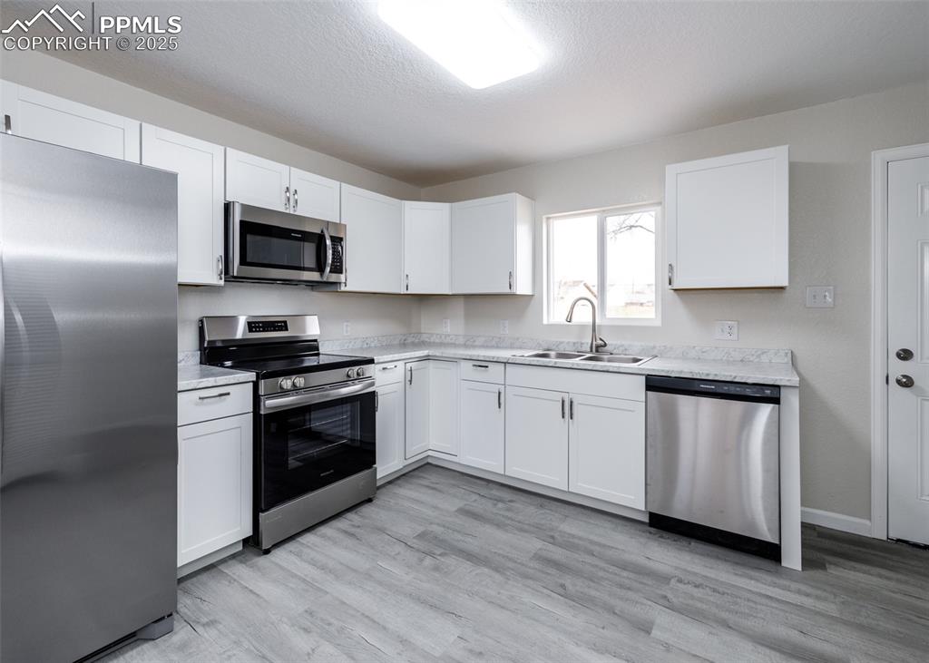 Image 10 of 35: Kitchen