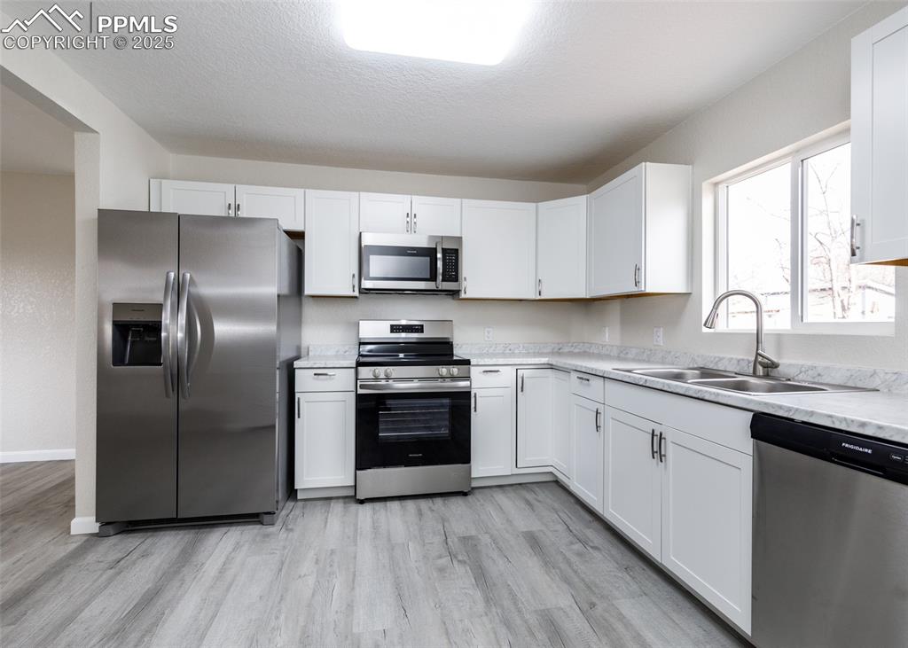 Image 11 of 35: Kitchen