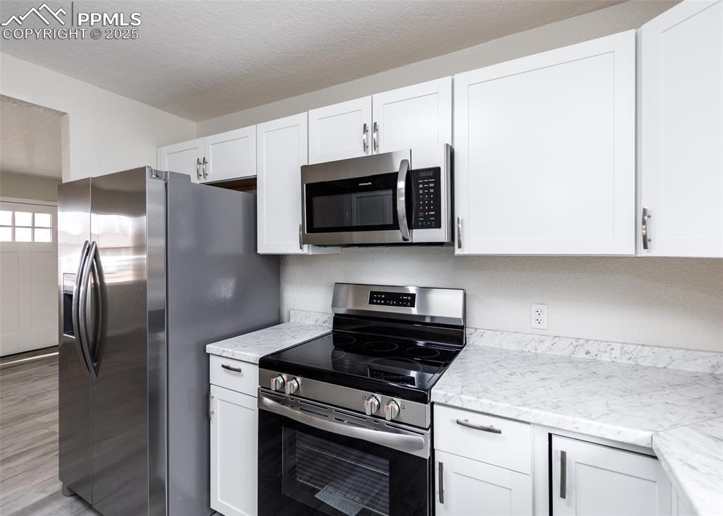 Image 12 of 35: Kitchen