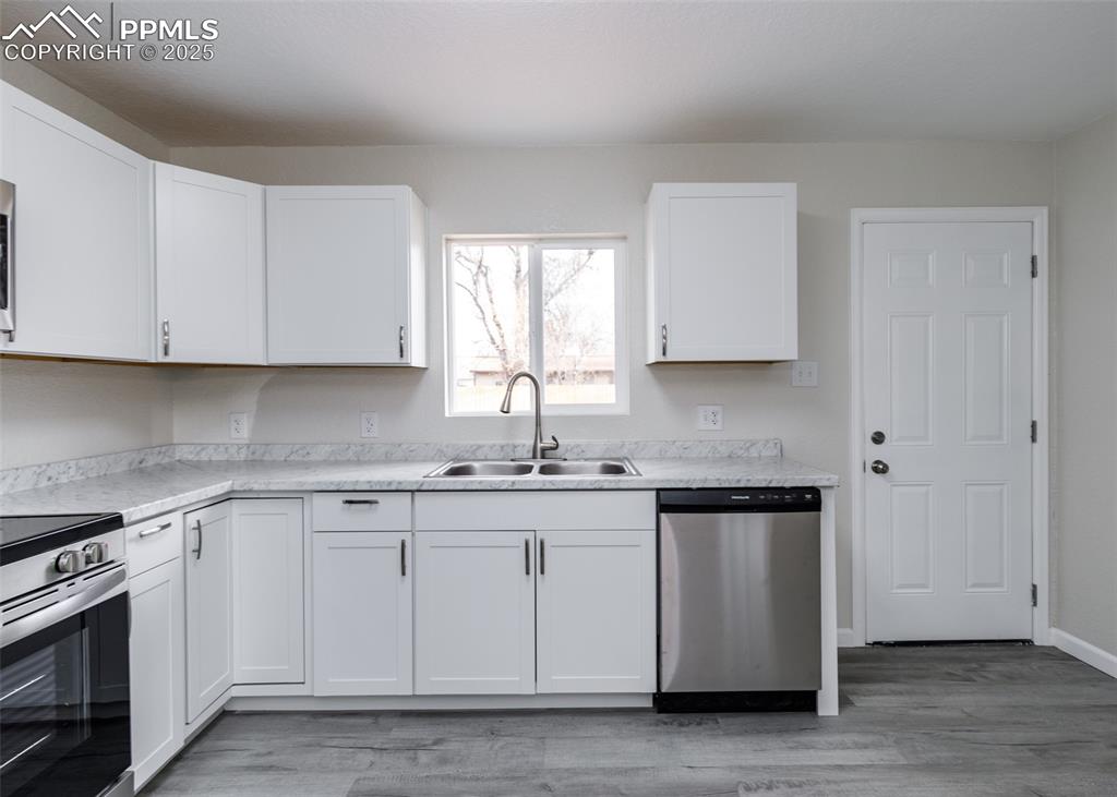 Image 13 of 35: Kitchen