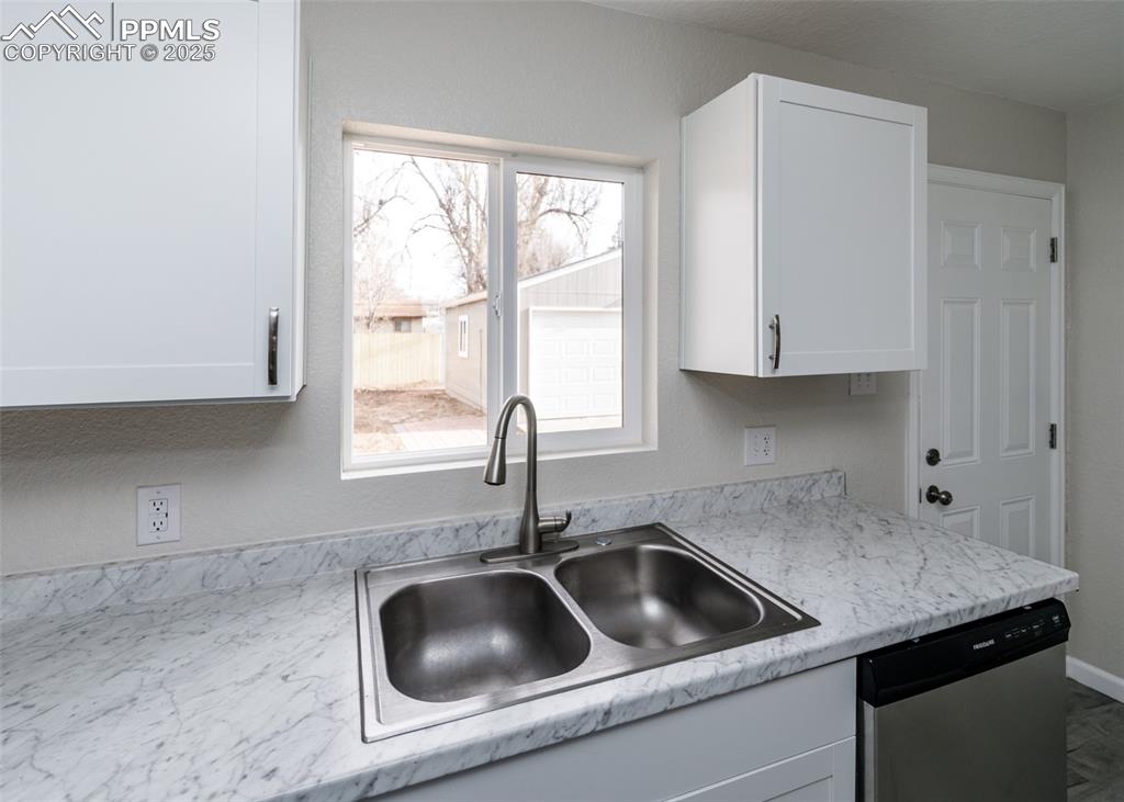 Image 14 of 35: Kitchen