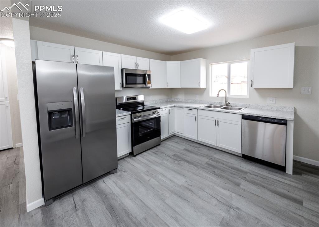 Image 17 of 35: Kitchen