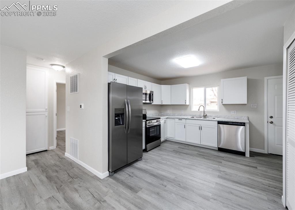 Image 18 of 35: Kitchen