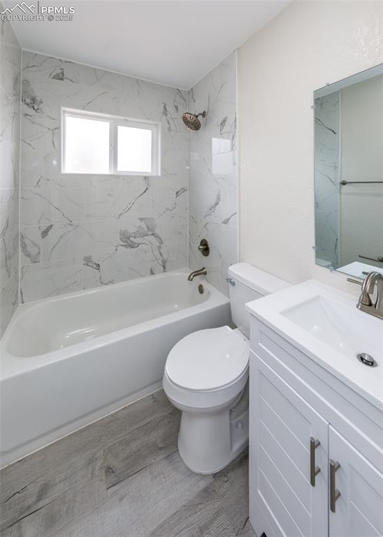 Image 26 of 35: Bathroom