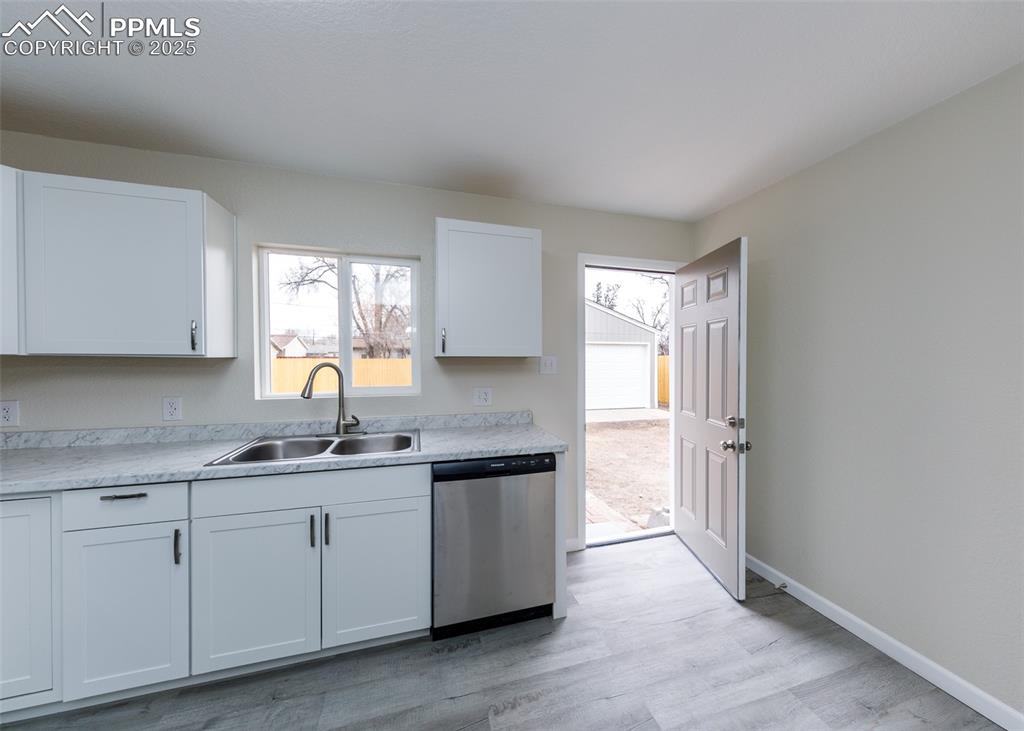 Image 28 of 35: Kitchen