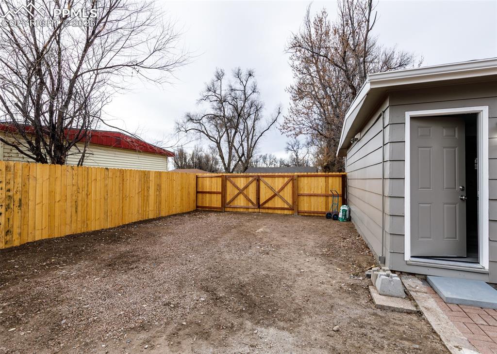 Image 31 of 35: Yard