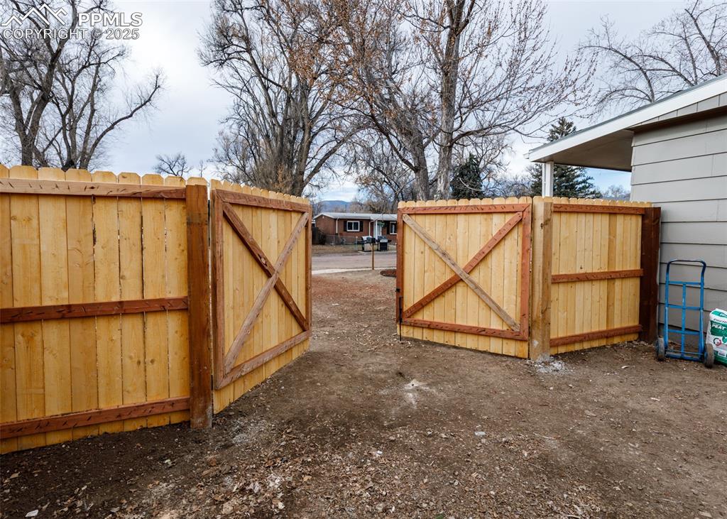 Image 32 of 35: Fence