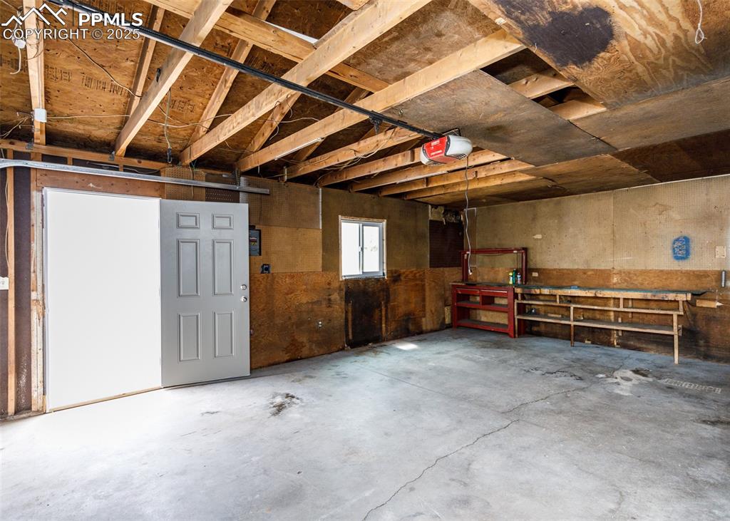 Image 36 of 36: Garage