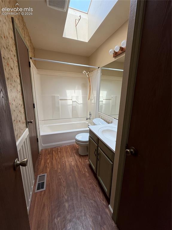 Image 12 of 20: Bathroom