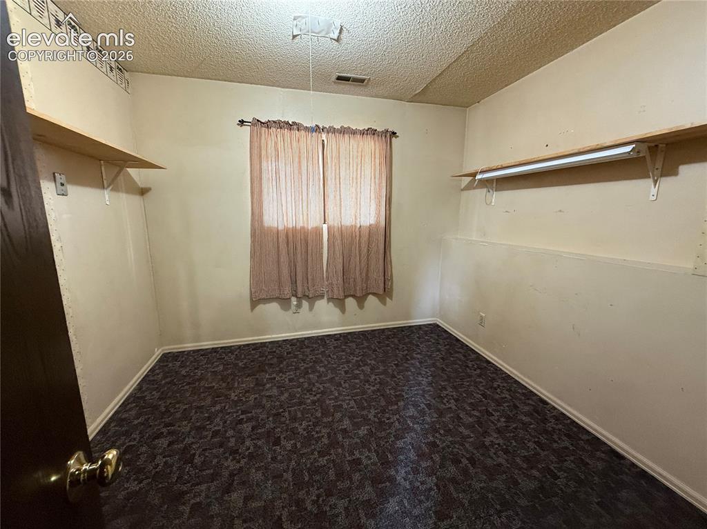 Image 15 of 20: Bedroom