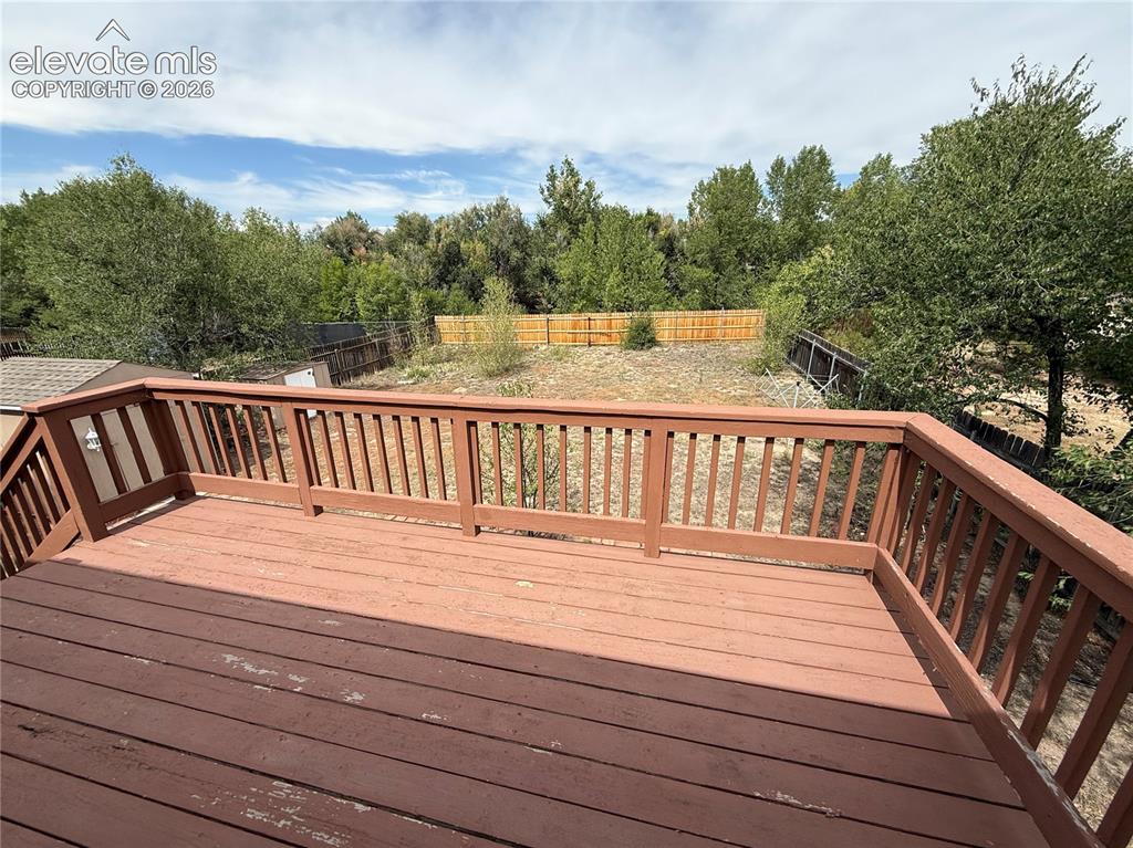 Image 18 of 20: Deck