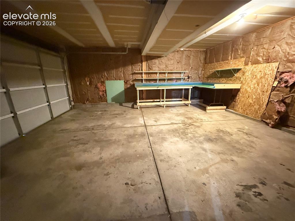Image 20 of 20: Garage