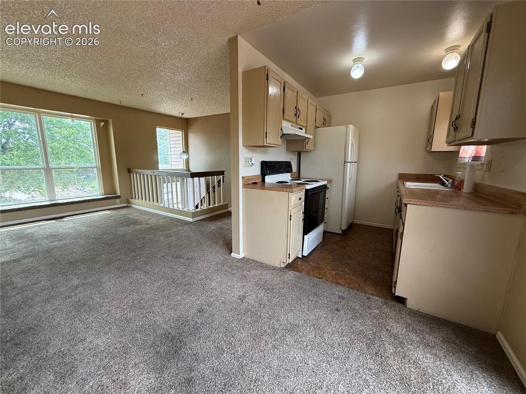 Image 8 of 20: Kitchen