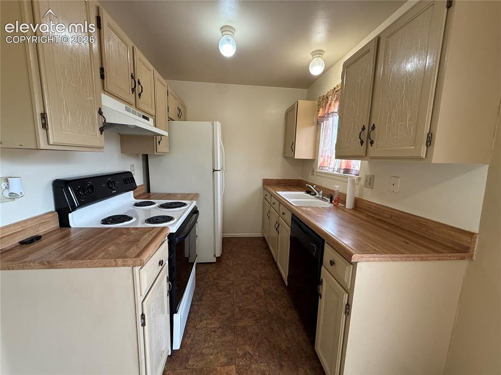 Image 9 of 20: Kitchen