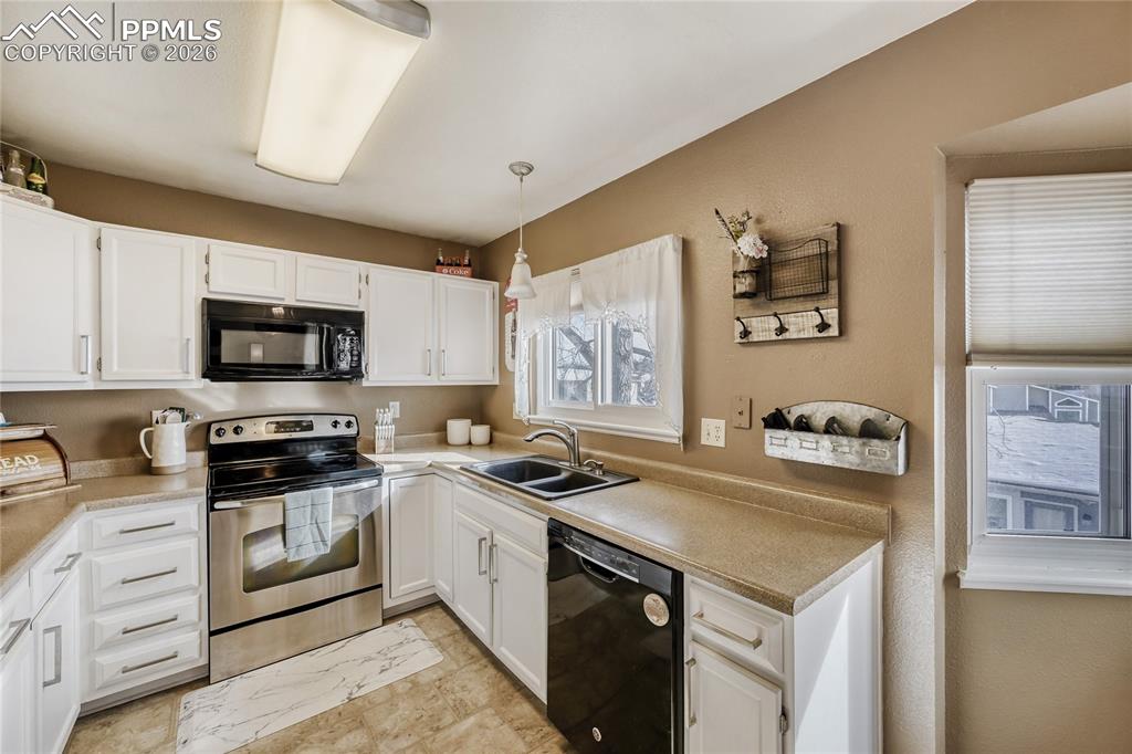 Image 12 of 26: Kitchen